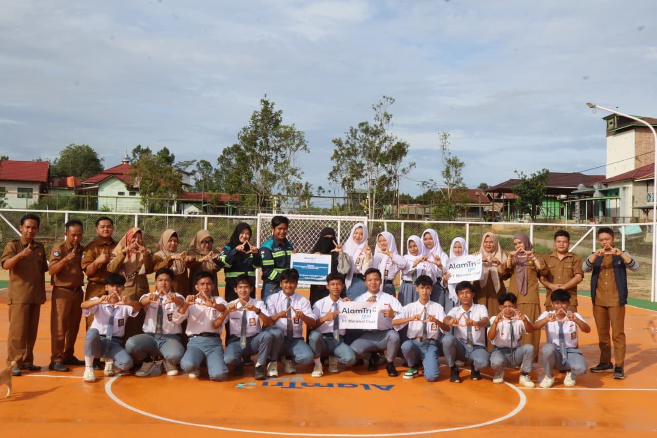 SMA Negeri 2 Laung Tuhup Terima Bantuan Lapangan Futsal dari PT Alamtri
