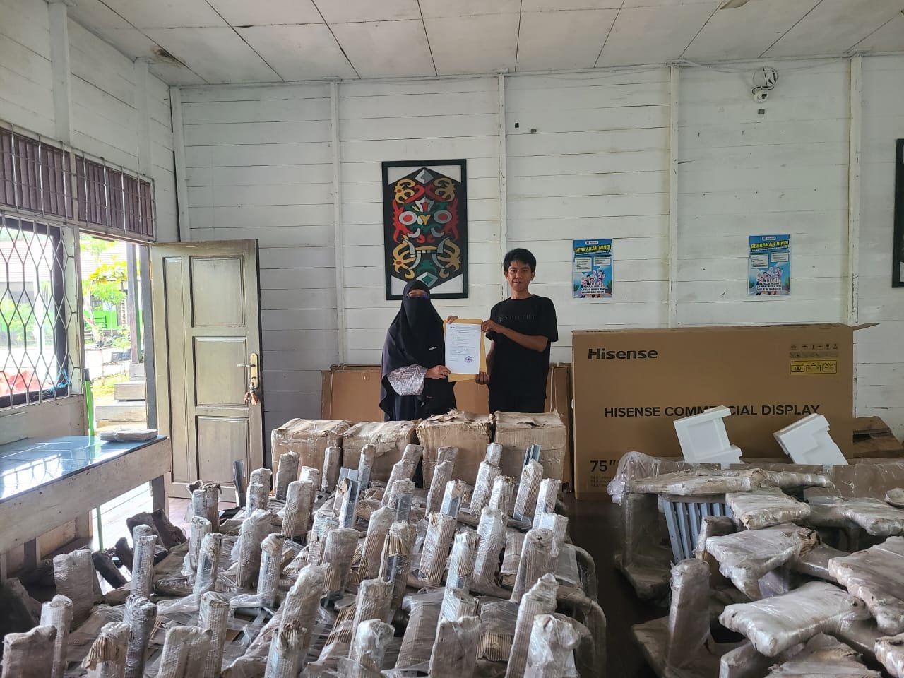 Meubel Baru, Semangat Baru: Bantuan Gubernur Kalteng untuk SMA Negeri 2 Laung Tuhup