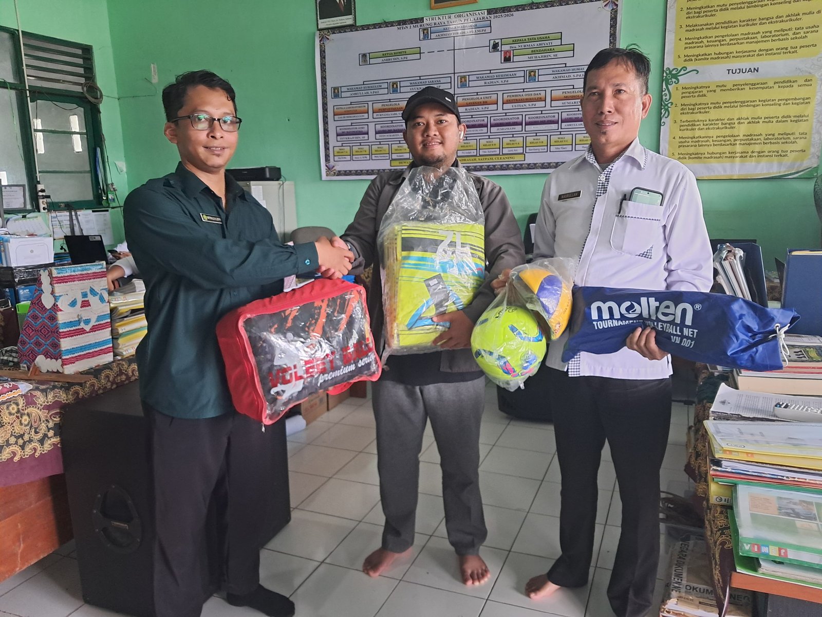 Sinergi Positif: SMAN 2 Laung Tuhup Terima Bantuan Sarana Olahraga dari GANAS ANNAR MUI Kab. Murung Raya
