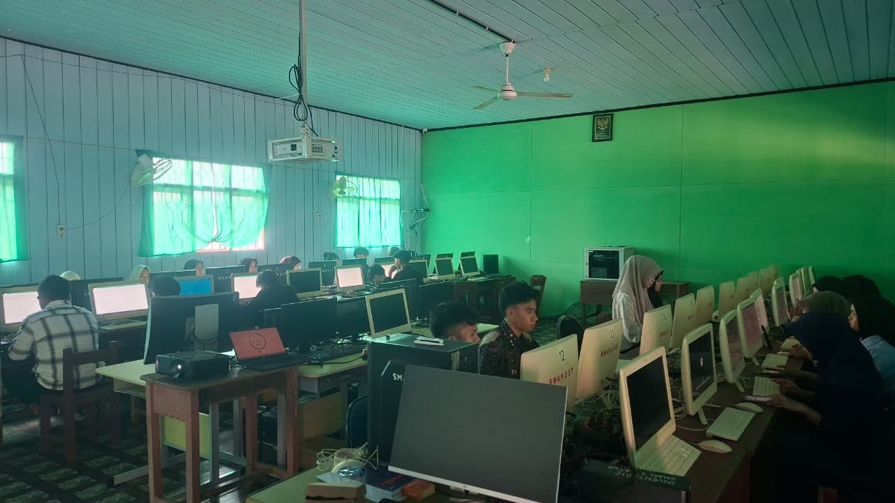 ​Mendorong Digitalisasi Siswa dan Alumni, PT Alamtri Minerals Gelar Pelatihan Komputer di SMAN 2 Laung Tuhup